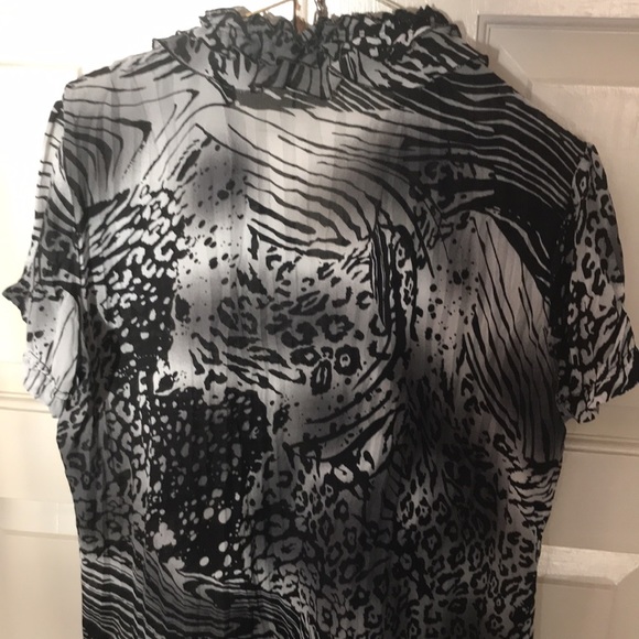 Large short sleeved blouse in animal print - Picture 3 of 3